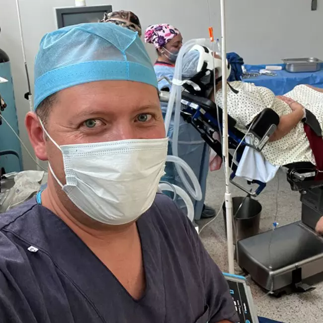 Dr. Alfredo Ortega Quiroz, Cirujano Ortopedista Traumatólogo, Alta Especialidad en Cirugía de Columna Vertebral